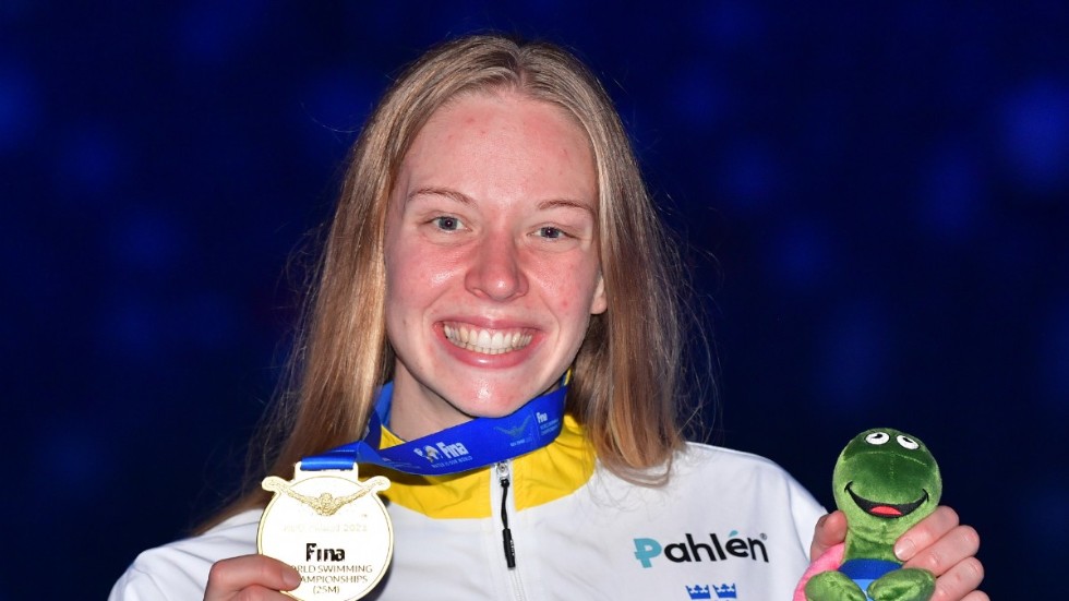 Louise Hansson strålar ikapp med guldmedaljen.