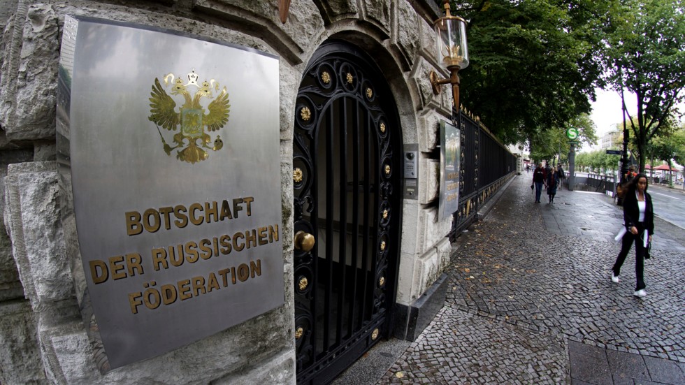 Två ryska diplomater fick lämna den ryska ambassaden i Berlin (på bilden) och nu får två tyska diplomater lämna den tyska ambassaden i Moskva. Arkivbild.