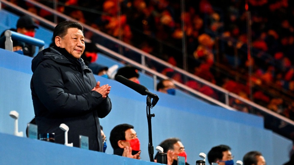 Kinas President Xi Jinping öppningstalar här vid OS i Peking. Kinas intressen bör inte värnas av Sveriges regering enligt debattören från LPo