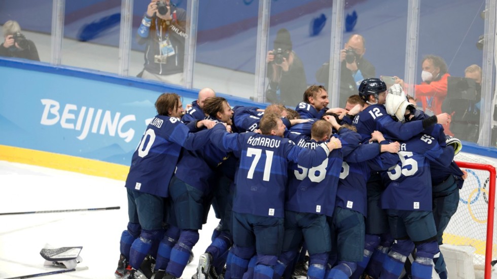 Mörkblått kramkalas. Finländsk glädje efter historiens första OS-guld.