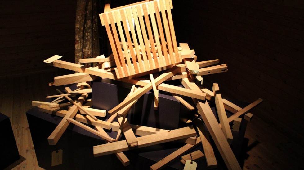 Utställningen utmanar de normer som finns kring virkeshantering. Även skadat trä kan komma till användning i möbler.