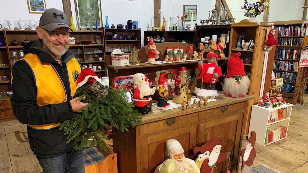 Målilla-Mörlunda Lions Club, med Carl-Ola Cademark, har iordningställt för helgens julmarknad, med tomtar av både granris och porslin. 