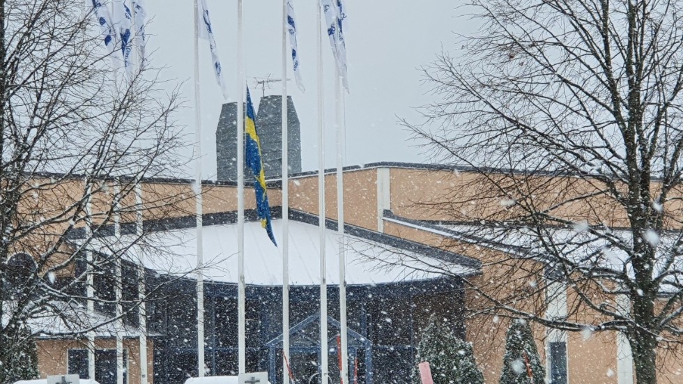 Flaggan halades på halv stång vid STG AB i Vimmerby på tisdagen för att hedra företagets grundare Sven Hjelte.