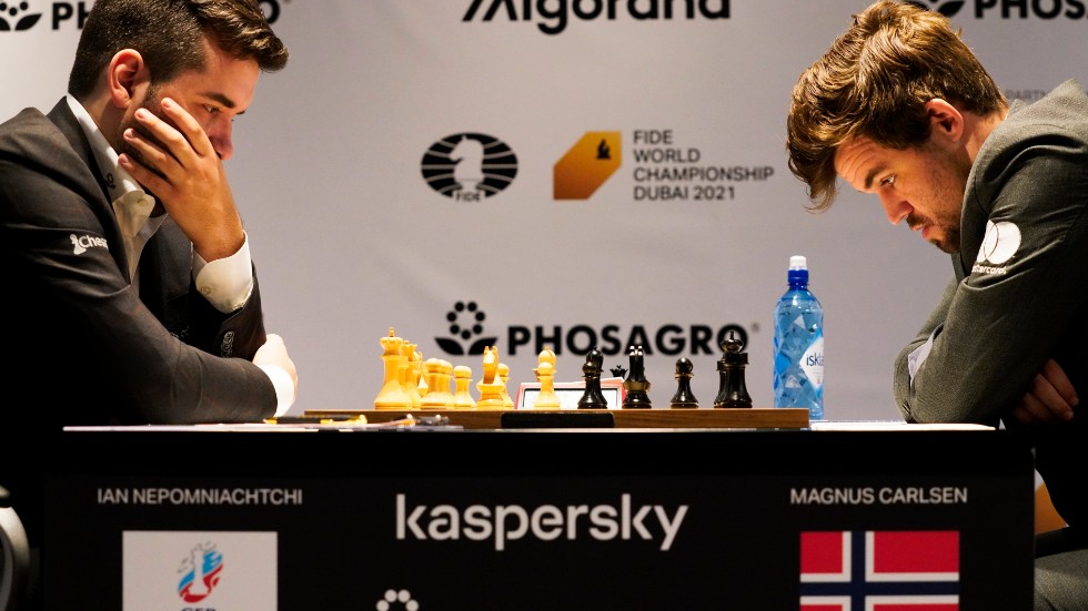 Vid bordet utmanaren Jan Nepomnjasjtjij från Ryssland och regerande världsmästare Magnus Carlsen från Norge.