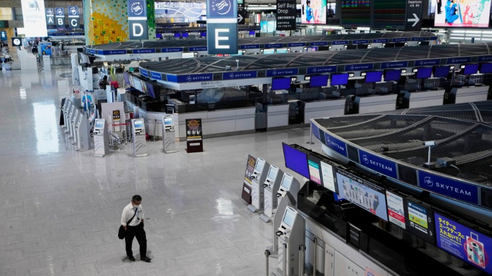 En ensam passagerare passerar biljettdiskarna vid Narita internationella flygplats i Tokyo.