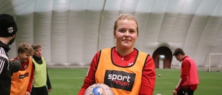Cornelia stortrivs med fotboll på skoltid: "Jag vill satsa hårt på fotbollen"