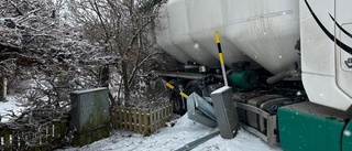 Brakade rakt in i villaträdgård – stort dieselläckage