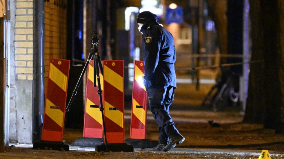 Polis på plats i centrala Trelleborg natten till lördagen efter att en man hittats skottskadad.