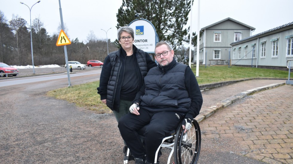 Mona och Patrik Gustafsson är bedrövade efter beskedet om varsel på Boklok. Mona har arbetat där tidigare och Patrik är anställd sedan 2006. "Sorgligt för hela bygden", säger de.