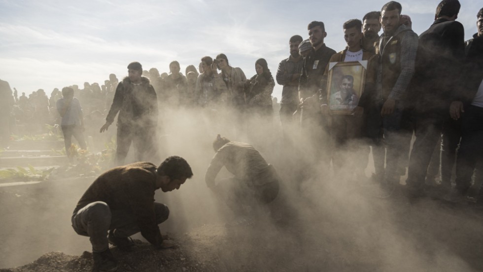 Begravningar efter turkiska flyganfall mot al-Malikiyya i norra Syrien.