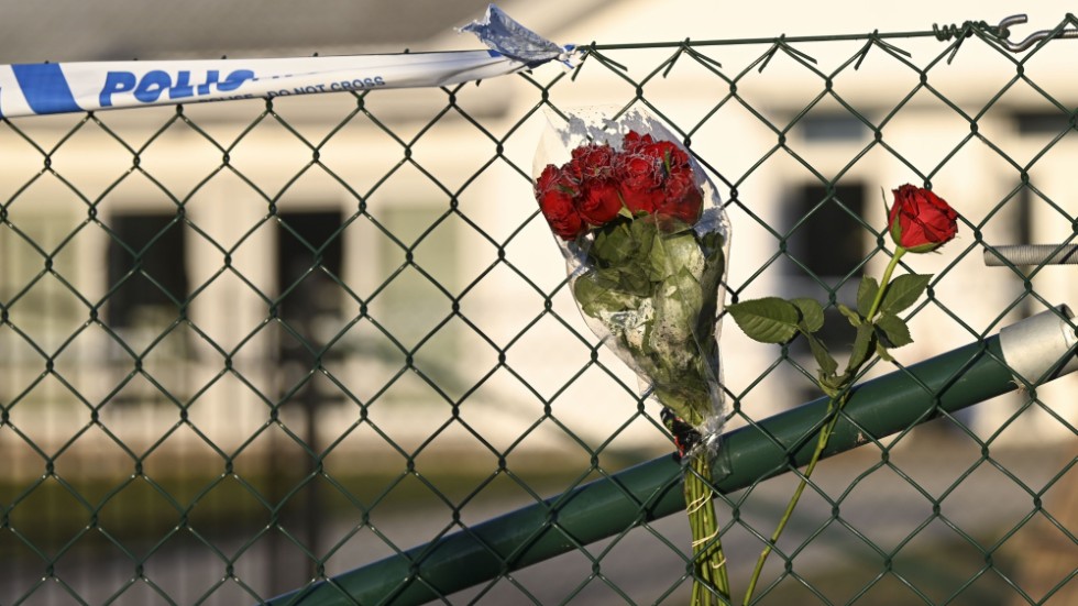 Blommor utanför vårdboendet i Enköping där en ung kvinna i personalen mördades i november förra året.