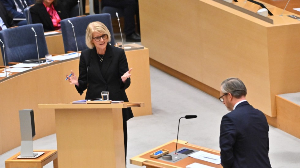 Mikael Damberg (till höger på bilden) har presenterat sitt och Socialdemokraternas alternativ till finansminister Elisabeth Svantessons och högerregeringens statsbudget.