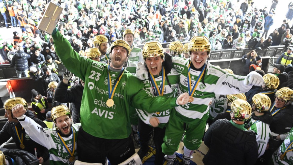 Västeråsspelare firar SM-guldet.