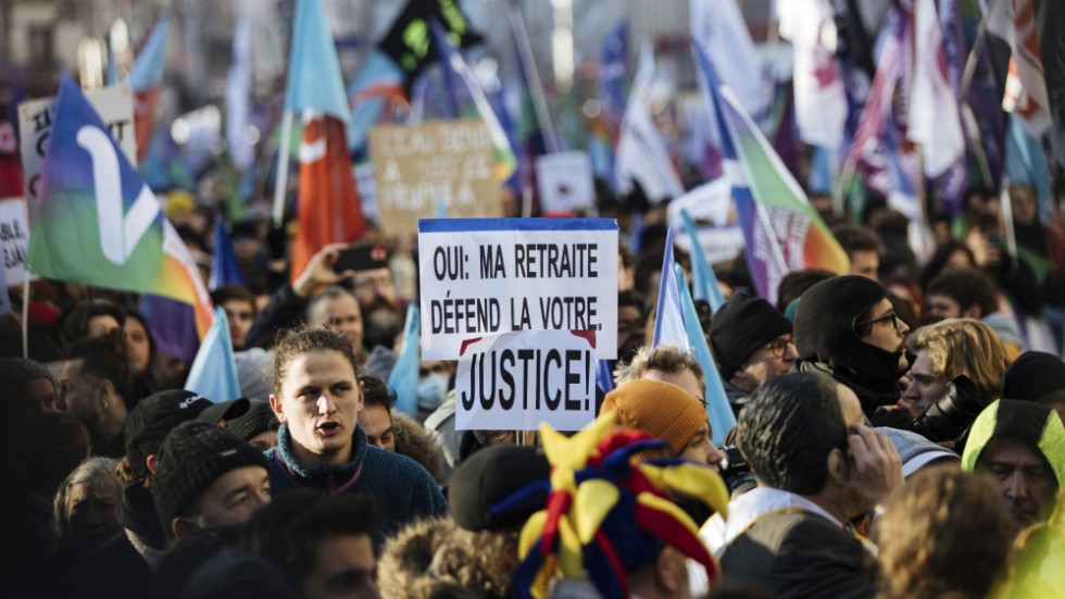 Här protesterar ett av Frankrikes vänsterpartier mot regeringens beslut om att gradvis höja pensionsåldern till 64 år. 