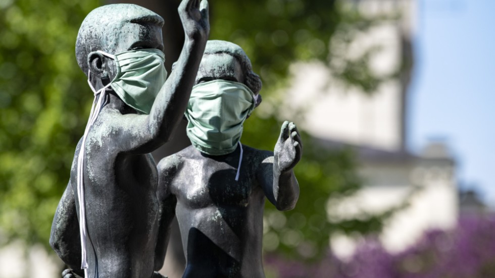 Jonas Frödings staty "Lekande barn" från 1954 är ett av de offentliga konstverk som pryder Lund. Under pandemin försågs skulpturen med munskydd av en okänd skämtare. Arkivbild.