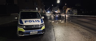 Ung man skjuten – stora avspärrningar i centrala Nyköping ✓Två gripna för mordförsök