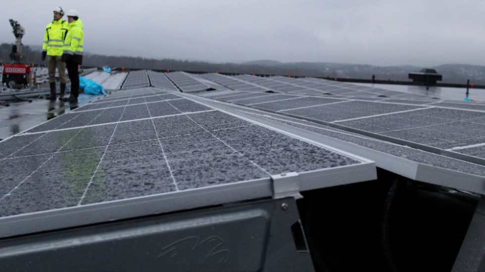 På taket till Postnords lokaler på Malmölandet sätts solpaneler upp.
