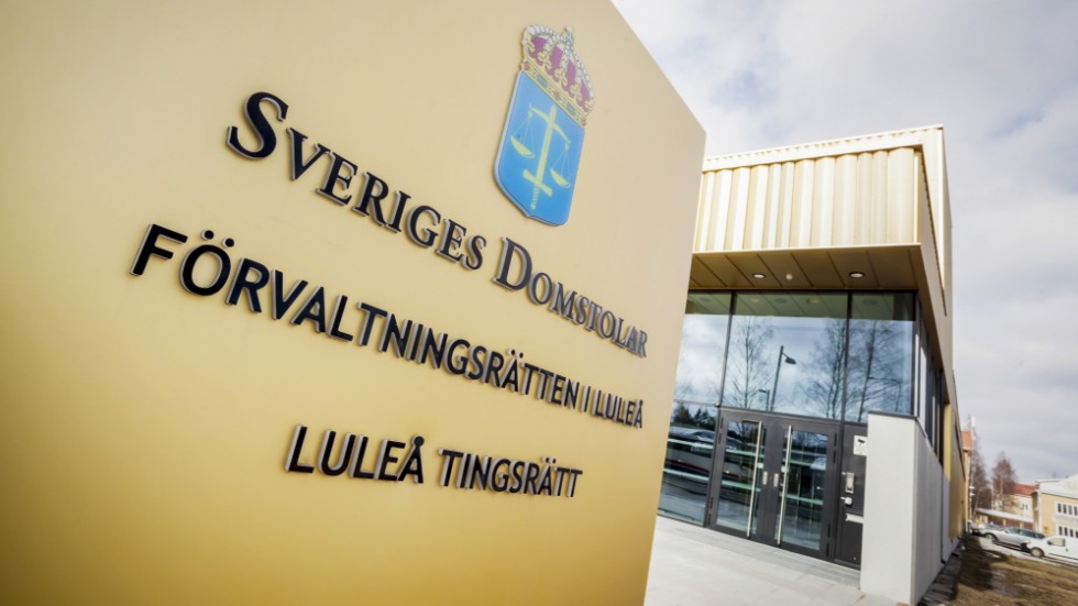 En ung kvinna som anklagats för flera sexualbrott mot barn inom skolans verksamhet på en ort i Norrbotten frikänns. Arkivbild.