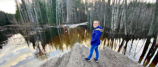 Här svämmar vattnet över vägen: "Kör inte igenom!" • Fortsatt höga flöden vid kommungränsen mot Åtvidaberg