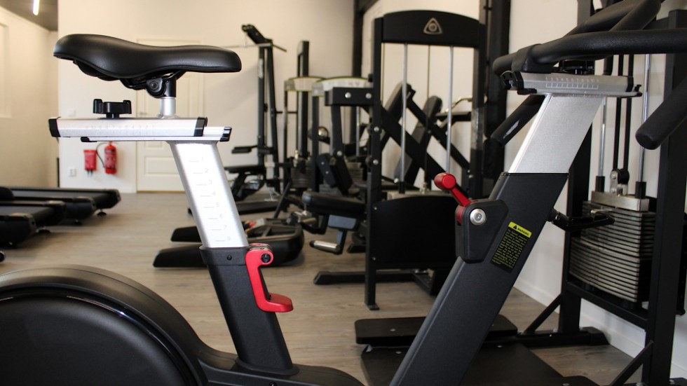 Både konditions- och styrketräningsmaskiner finns i gymmet.