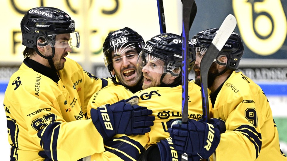 Mattias Tedenby och Joey Laleggia firar ett av sex mål mot Frölunda.