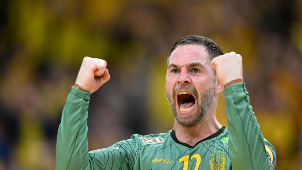 Sveriges målvakt Andreas Palicka jublar efter en räddning under fredagens seger mot Island.