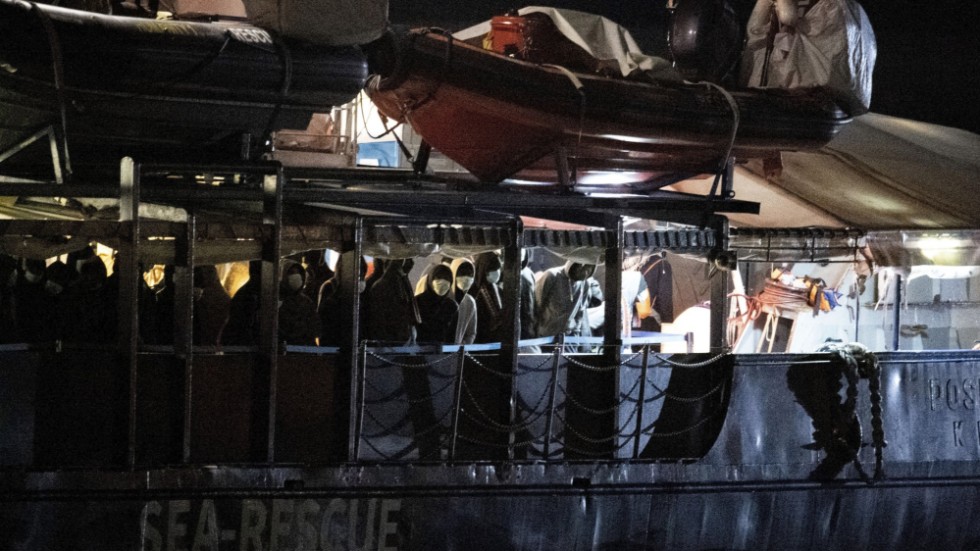 En del av migranter på räddningsbåten Humanitarian, vid hamnen Catania på Sicilien, får gå i land.