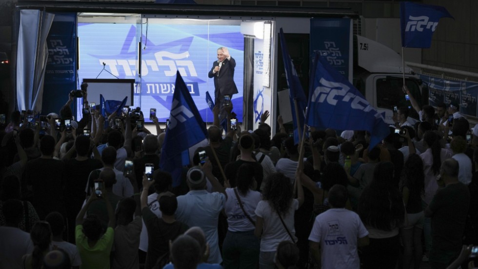 Före detta premiärministern Benjamin Netanyahu håller tal inför valet bakom skottsäkert glas i "Bibi-bussen" i Beersheba, södra Israel, 13 september.
