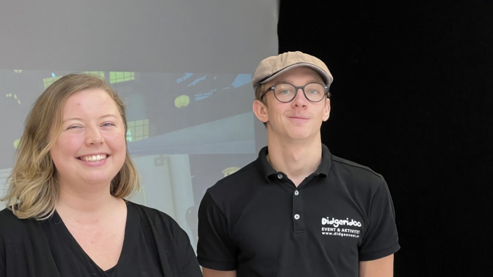 Matilda Henriksson och Emil Wahlström tog hand om alla som ville testa på VR.