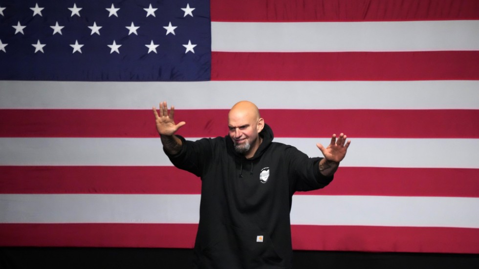 Demokraternas kandidat John Fetterman tackar sina anhängare efter att det står klart att han vunnit senatsvalet i Pennsylvania.