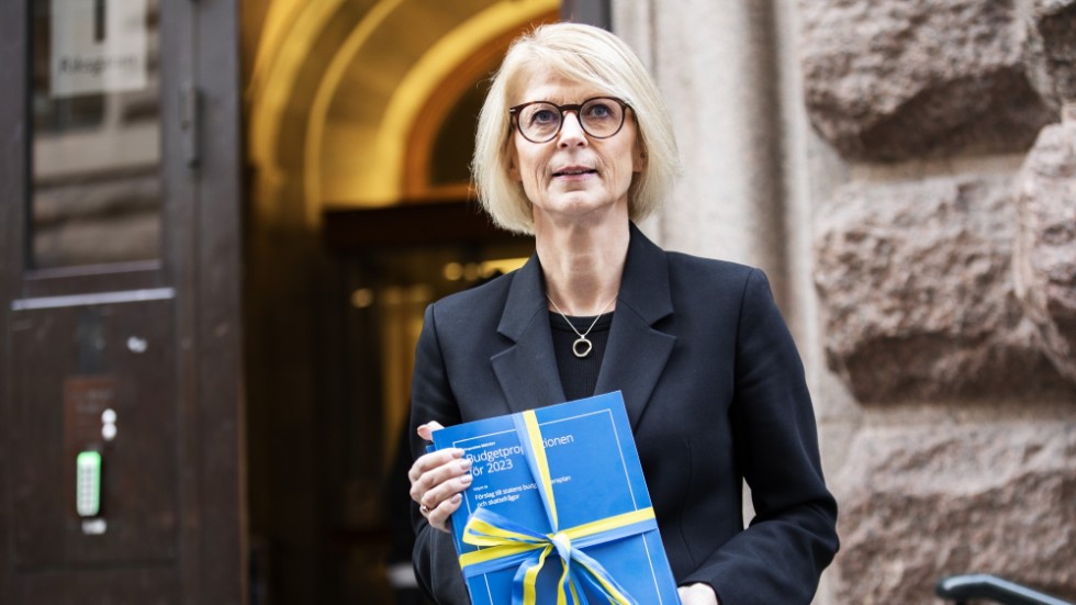 Finansminister Elisabeth Svantesson (M) på budgetpromenad.   