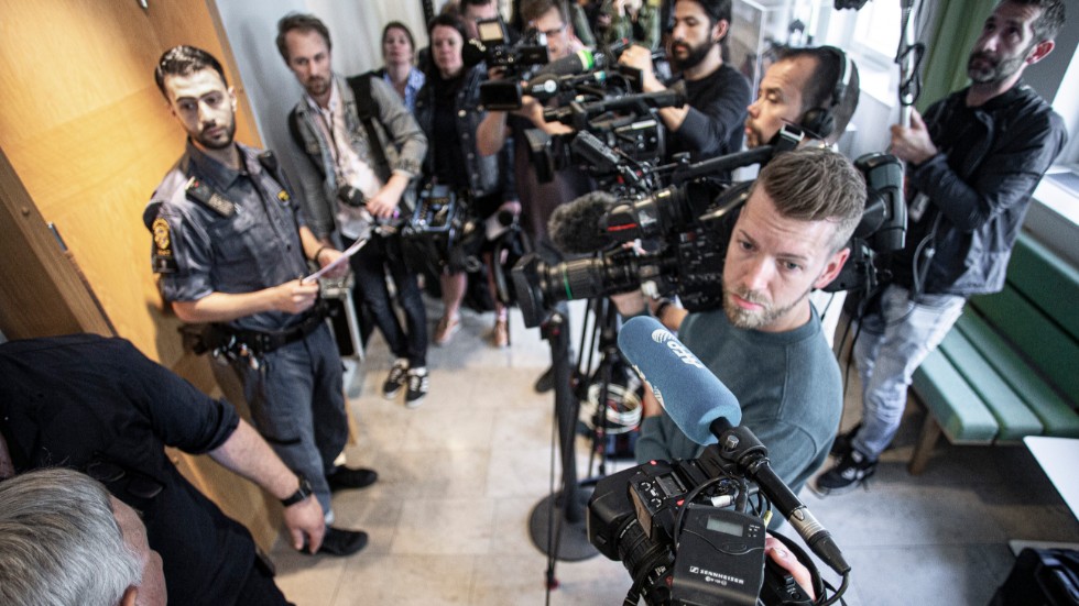 Ett stort pressuppbåd bevakade häktningsförhandlingen mot Julian Assange i Uppsala tingsrätt i somras. 