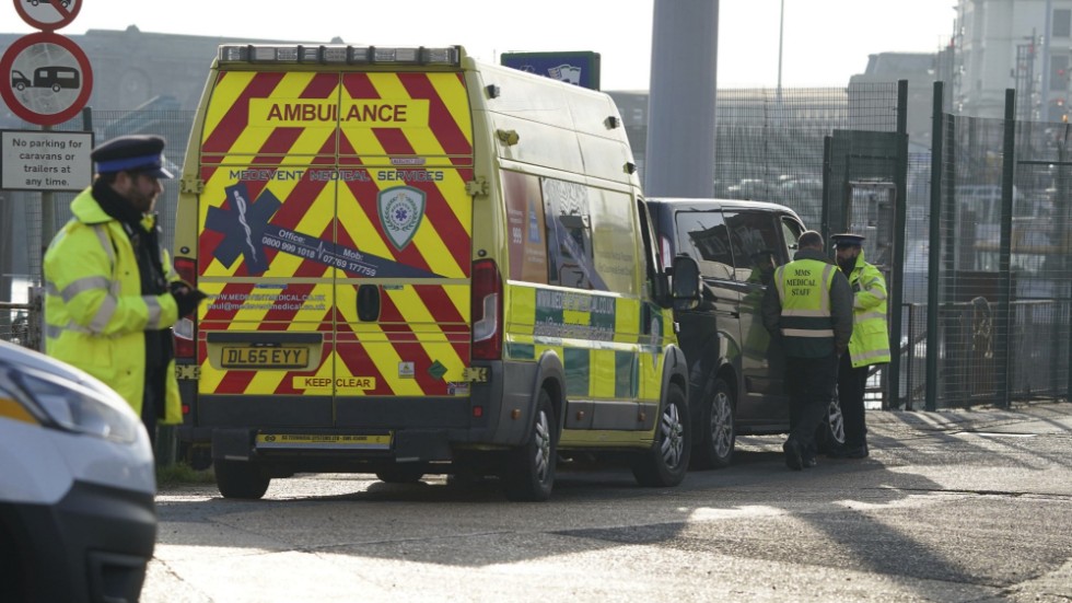 En ambulans står redo i hamnen i Dover inför räddningsbåtarnas ankomst.