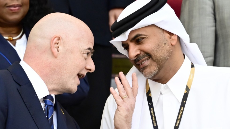 Internationella fotbollsförbundets ordförande Gianni Infantino och Qatars premiärminister Khalid bin Khalifa bin Abdulaziz Al-Thani på läktaren under en av VM-matcherna i Qatar. Arkivbild.