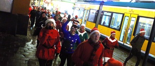 Här springer de för att skapa julstämning i stan – och som stöd för hockeylegendaren