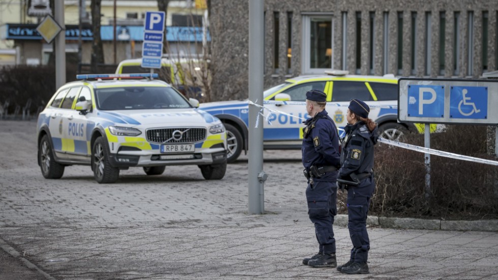 Polis och avspärrningar utanför polishuset i Norrköping den 27 februari efter att en polis knivskurits utanför entrén. Arkivbild.