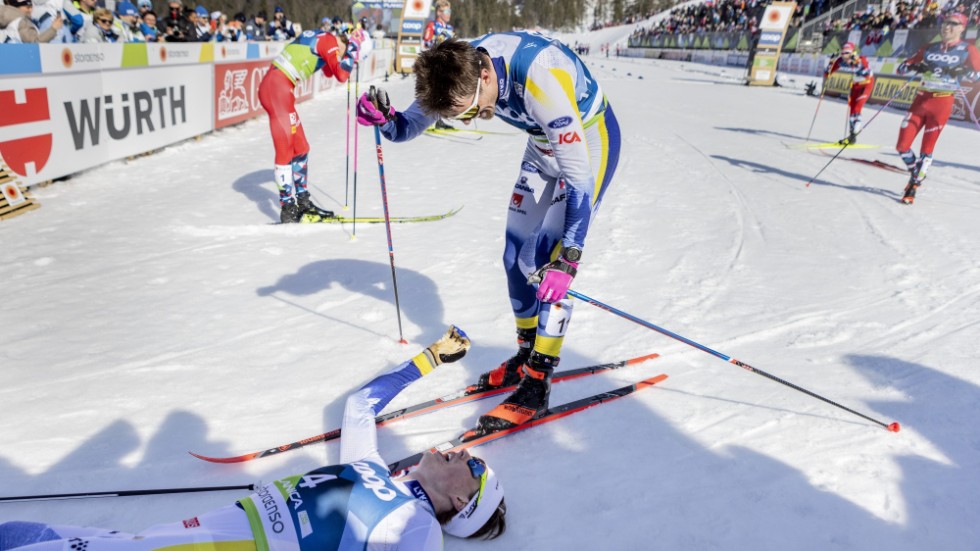 Sveriges Calle Halfvarsson grattar William Poromaa till bronset efter herrarnas femmil vid skid-VM i Planica, Slovenien.