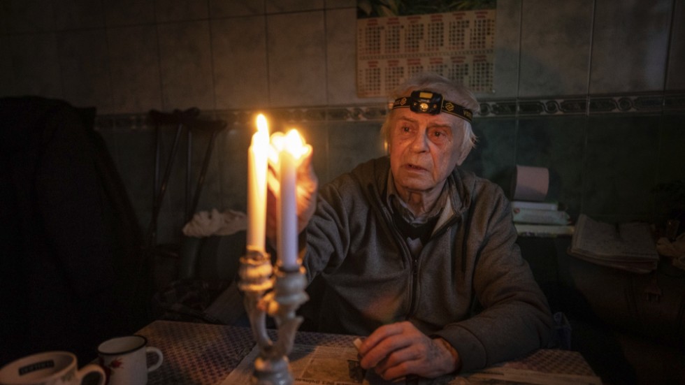 På bilden tänder Volodymyr Dubrovsliy, en av invånarna i Kupiansk, ett ljus i hemmet strax före nyåret. Han hade då varit utan ström i fyra månader.