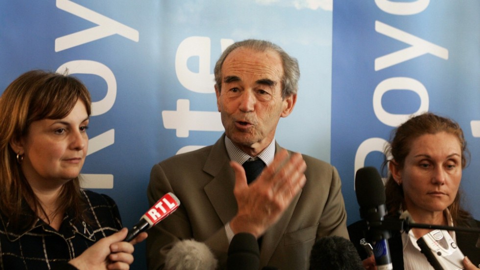 Advokaten och senare även justitieministern Robert Badinter vid en pressträff 2007. Arkivbild.