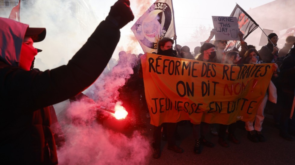 "Att kalla demonstranterna i Frankrike 'modiga' är nog att romantisera", menar insändarskribenten.