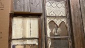 Bakom ödehusets gardiner finns Virserumselevernas självporträtt