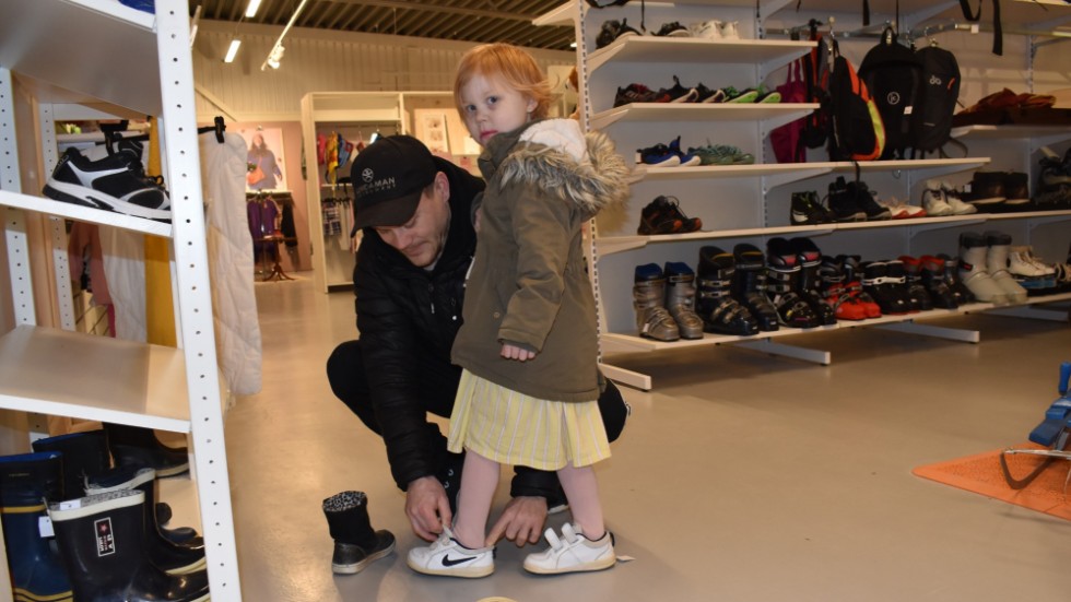 Freya Elfving provar skor tillsammans med pappa Mikael Elfving. 