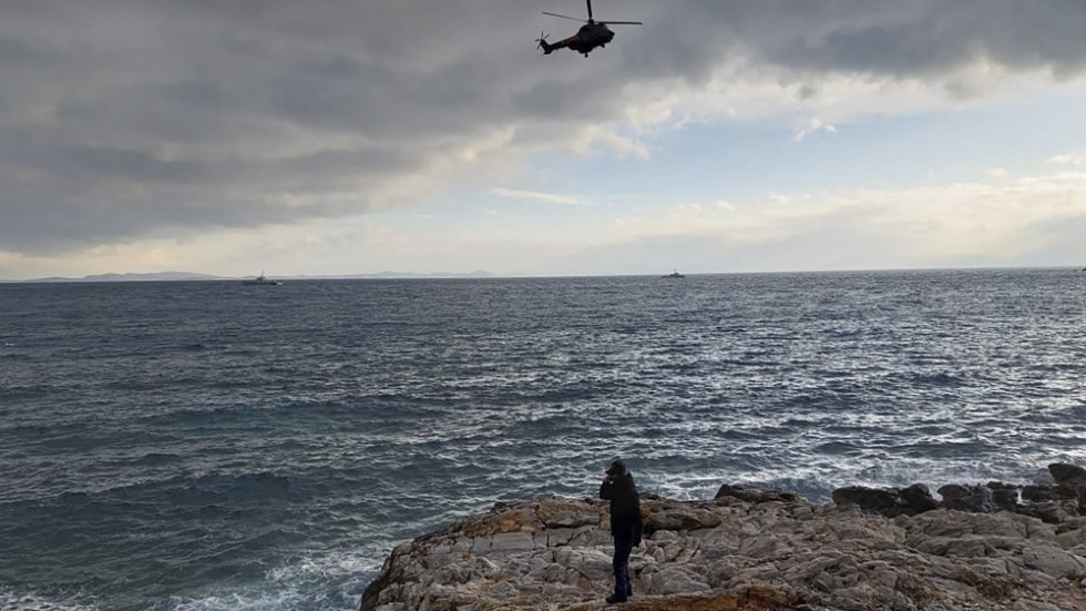 Tre personer har hittats döda och ytterligare 16 har räddats i vattnen utanför den grekiska ön Lesbos.