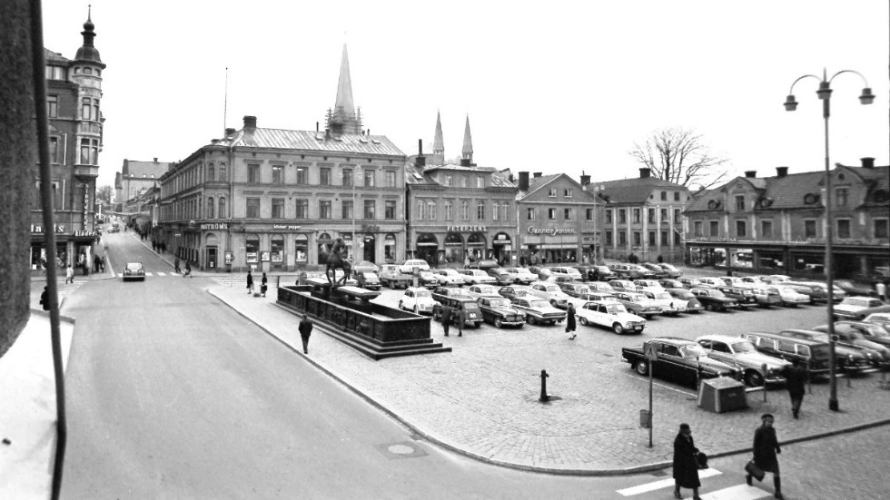 Varje gång man passerar Stora torget kör det bilar längs Storgatan, menar insändarskribenten. Bilden är tagen för 50 år sedan.