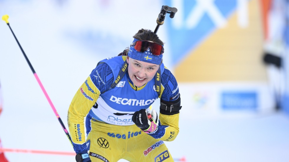 En trött men glad Linn Persson går i mål som trea i VM-sprinten.