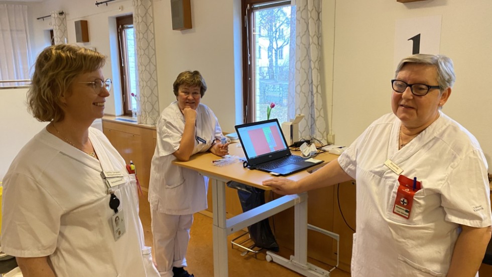 Verksamhetschefen Camilla Ljungdahl, till vänster, tillsammans med Lena Lindström och Margareta Johansson som båda är pensionerade sjuksköterskor som regelbundet arbetar på vaccinationsmottagningen som till 99 procent bemannas med pensionerad personal.