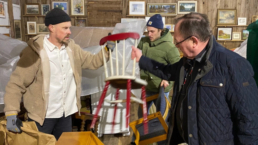 David Doms som jobbar med projektet Street moves i Hultsfred har hittat en stol till på Målilla-Mörlunda Lions loppis. T.h presidenten Jan-Olof Johansson och i bakgrunden Fredrik Matz som också jobbar med Street Moves.