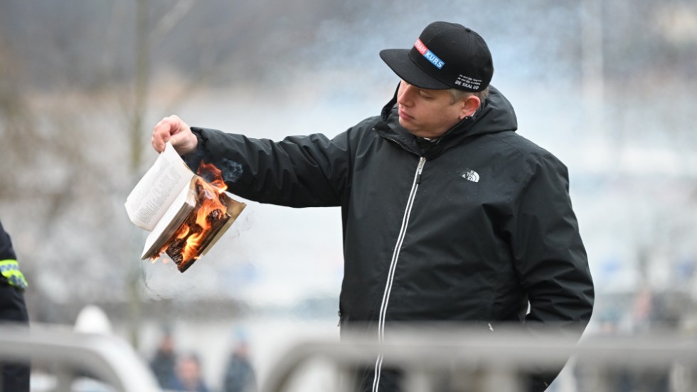 Rasmus Paludan bränner en koran. 