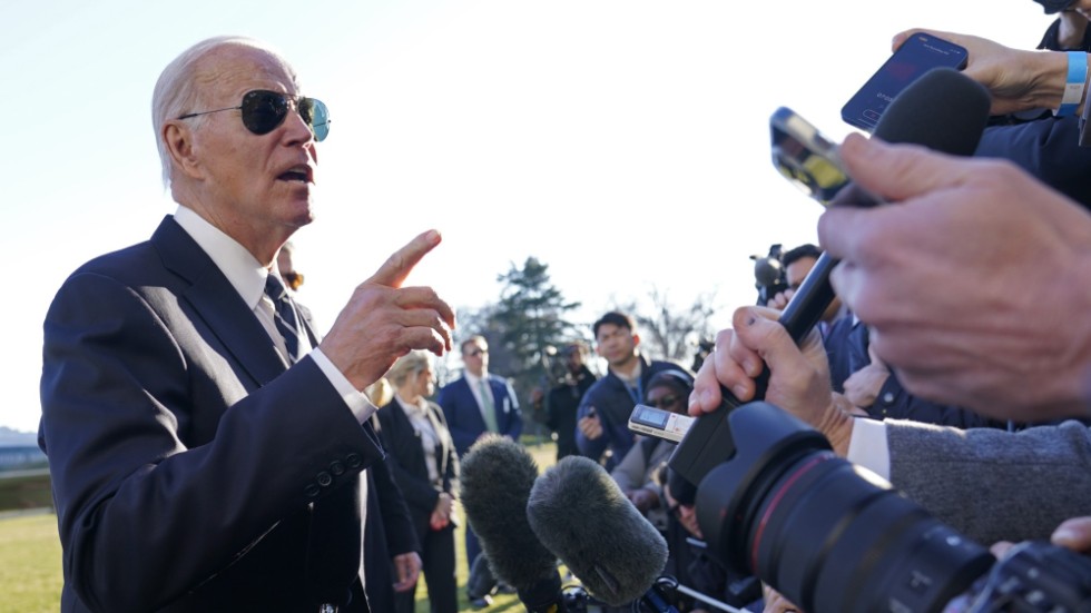 President Joe Biden i snack med reportrar utanför Vita huset. Frågan om stridsflyg till Ukraina kom upp – och avvisades.