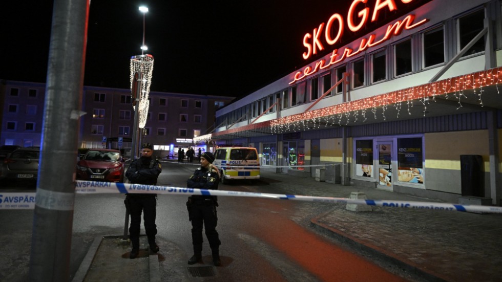 Polisavspärrningar vid Skogås centrum efter mordet den 28 januari i år.